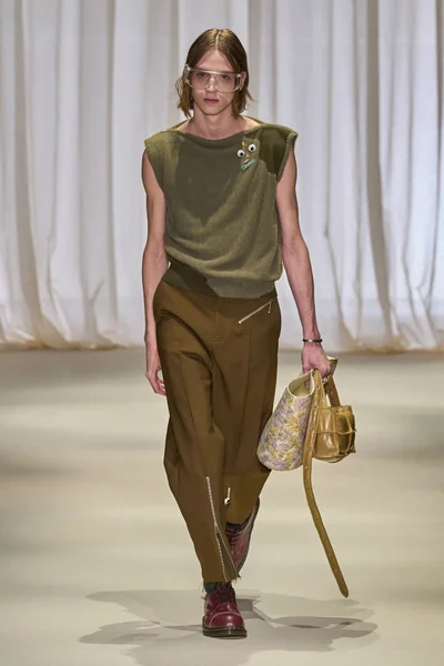 Look 16